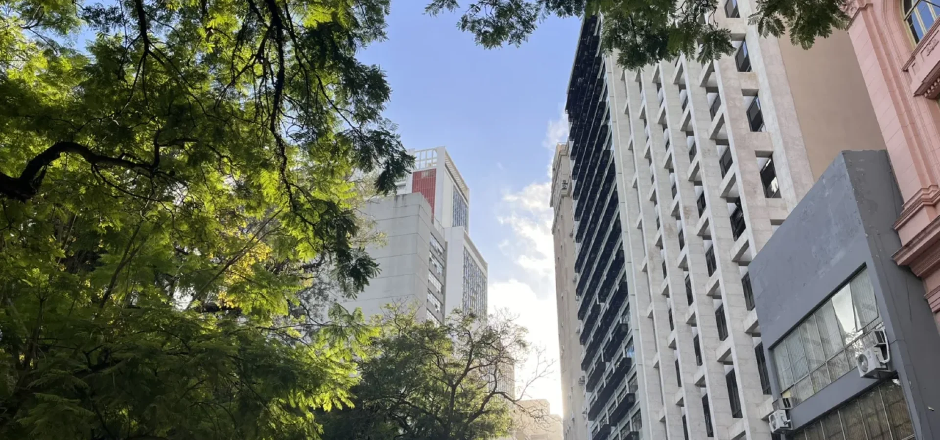 Praça da Alfândega, em Porto Alegre. Ao fundo, edifício Santa Cruz. Crédito: Leonardo Severo / Agora RS