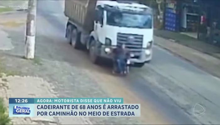 Cadeirante de 68 anos é arrastado por caminhão no meio de estrada de Porto Alegre (RS).