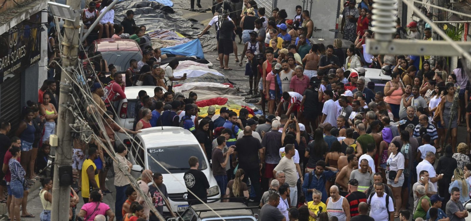afp__20251029__82dh3ya__v3__highres__brazilcrimedrugsfavelapoliceraid-784937 Moradores de uma favela do Rio de Janeiro enfileiraram mais de 40 corpos em uma praça em seu bairro de baixa renda, um dia após a operação policial mais sangrenta da história da cidade, informou a AFP. (Foto de Pablo Porciúncula / AFP).