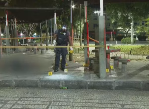Polícia faz perícia na Praça Barão de Drumond. — Foto: Jurandir Ferreira/TV Globo