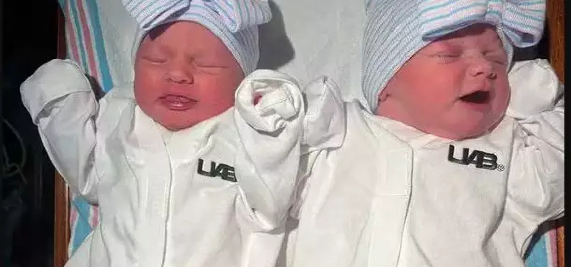 Cada um dos bebês nasceu de uma maneira diferente: o primeiro foi parto normal e o segundo por cesariana. (Foto: Reprodução)