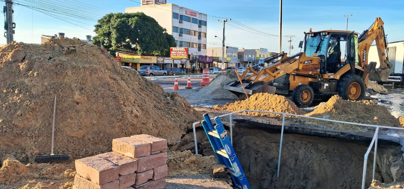 Avenida Fernandes Bastos, esquina com a Rua Caldas Júnior.