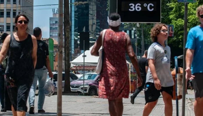 Calor excessivo em Porto Alegre | O termômetro no Paço Municipal de Porto Alegre marcava 36° por volta das 13h da segunda-feira. | Foto: Camila Cunha