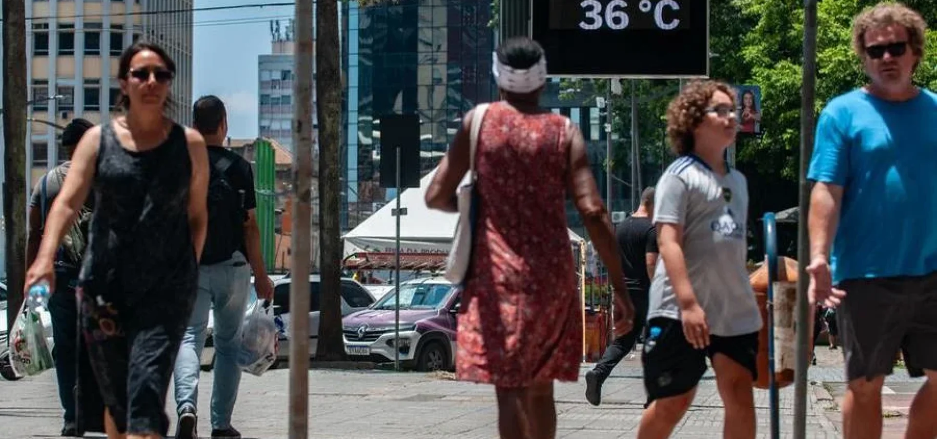 Calor excessivo em Porto Alegre | O termômetro no Paço Municipal de Porto Alegre marcava 36° por volta das 13h da segunda-feira. | Foto: Camila Cunha