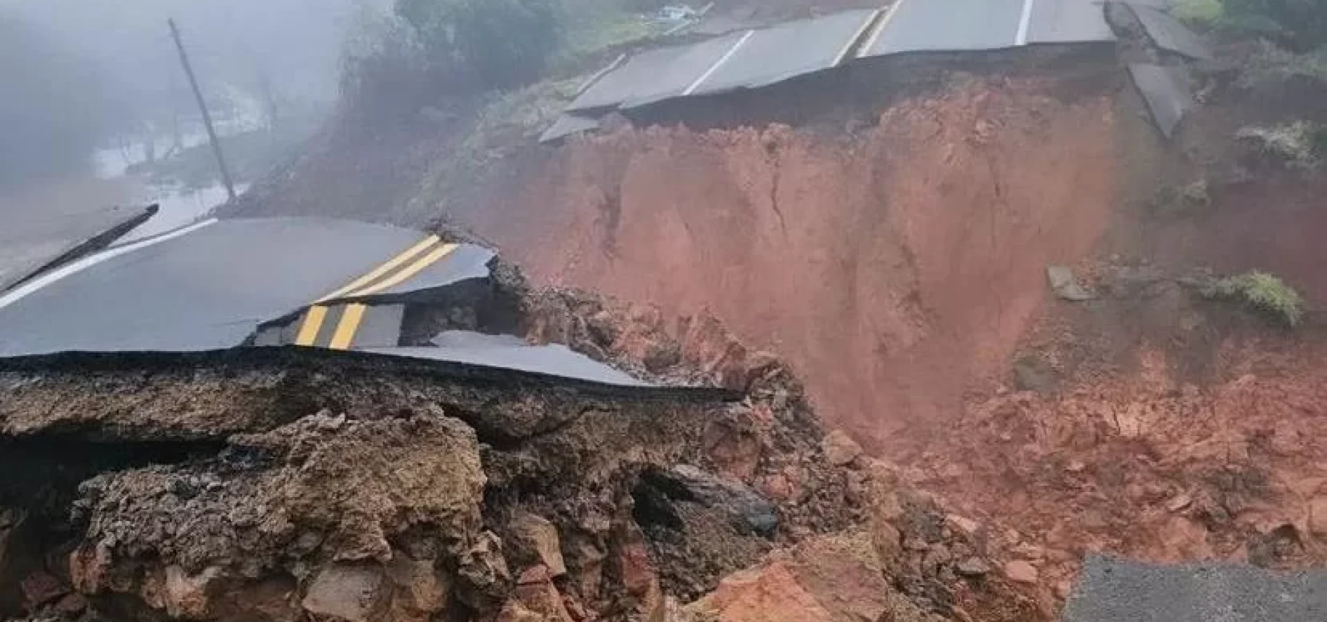 Alagamentos em Capela de Santana ontem à noite e ERS 240 colapsada agora pela manhã | Foto: Vitor Cruz / Prefeitura de Capela de Santana / CP