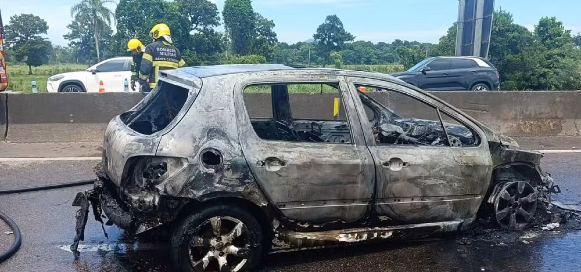 carro-incendio-br-101-itajai-engavetamento