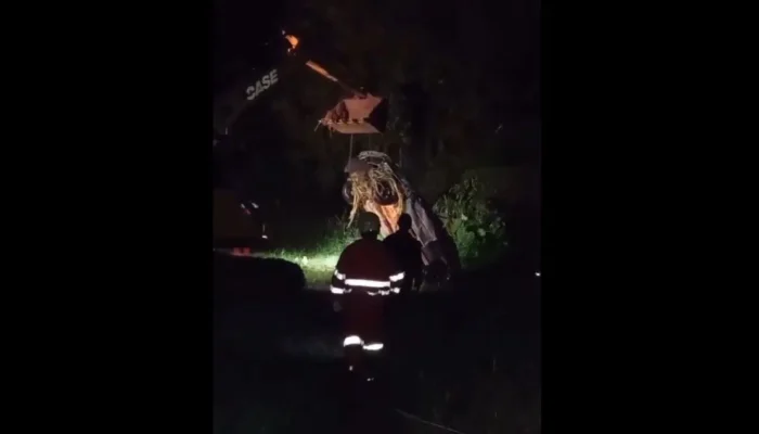 Carro de vítima fatal é retirado por um guindaste após ser levado pela força da correnteza
Reprodução/ Portal Clic