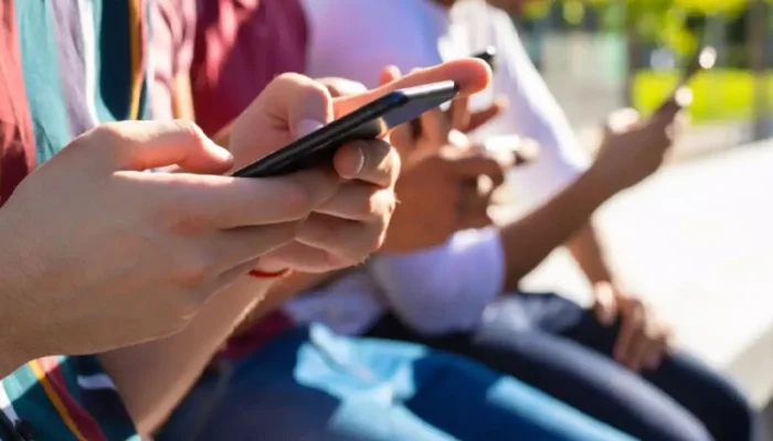 Nova regra se aplica inclusive ao recreio e intervalos entre as aulas. (Foto: Freepik)