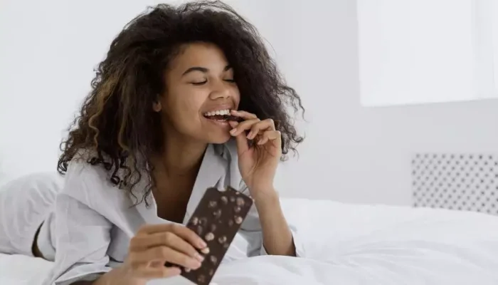 O consumo moderado de chocolate amargo está associado a benefícios para a saúde, que vão desde melhora do humor até da saúde do intestino.(Foto: Reprodução)