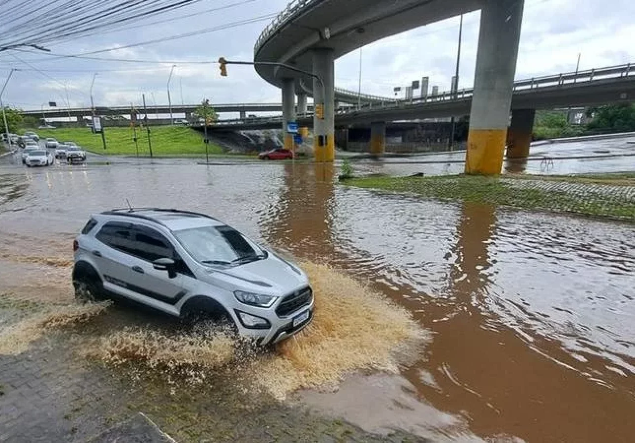 Porto Alegre e região metropolitana estão na área de risco de temporal, especialmente no começo do dia, e de chuva forte. O dia na Grande Porto Alegre será de tempo fechado e chuvoso. Há risco de pancadas torrenciais.

Confira as mínimas e máximas em algumas das cidades do Estado:
Santiago 20°C / 25°C

Rio Grande 20°C / 23°C

Santa Rosa 23°C / 28°C

Erechim 22°C / 26°C

Santana do Livramento 18°C / 24°C