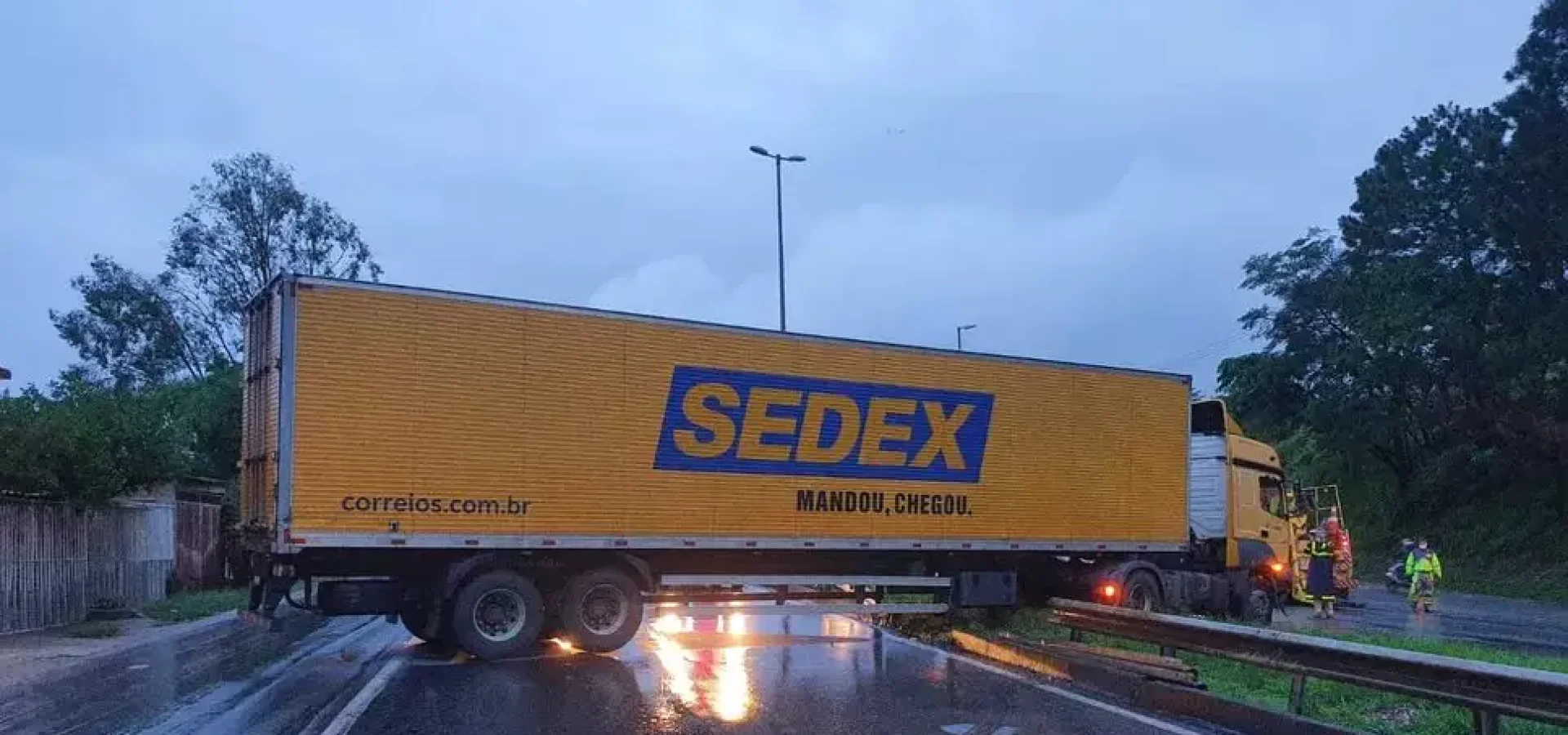 Houve derramamento da carga na pista.

Foto: Arquivo/Reprodução