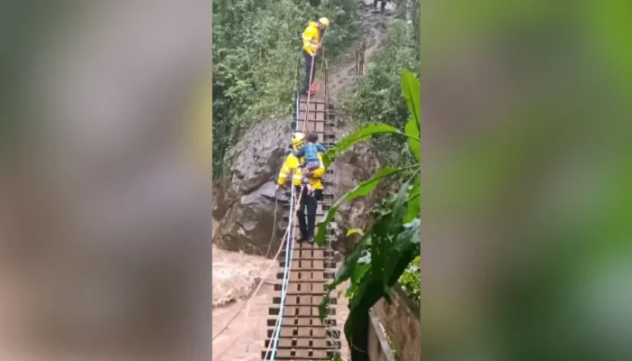 Moradores foram retirados um a um, por uma ponte de madeira, usando equipamentos de segurança.

Foto: Corpo de Bombeiros de Caxias do Sul
