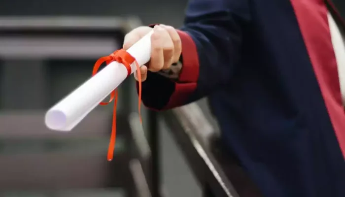 Medida já está em vigor para cursos de graduação; versão online tem validade jurídica, enquanto diploma impresso se torna apenas simbólico.

Foto: Reprodução