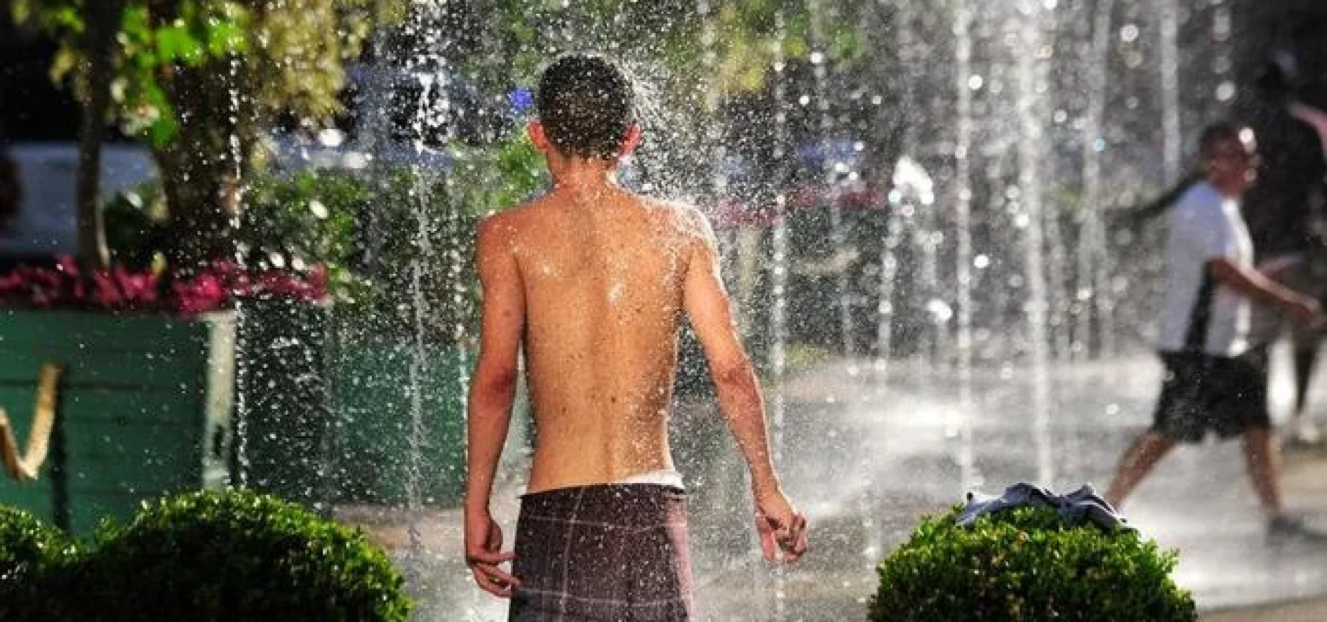 Em Porto Alegre, faz calor e o sol aparece entre nuvens. | Foto: Mauro Schaefer / CP Memória