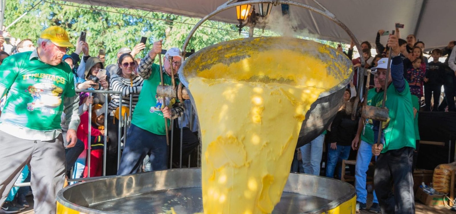 Uma das principais atrações da festa são os tombos de duas polentas gigantes, com cerca de 800 kg cada. | Foto: Augusto Tomasi