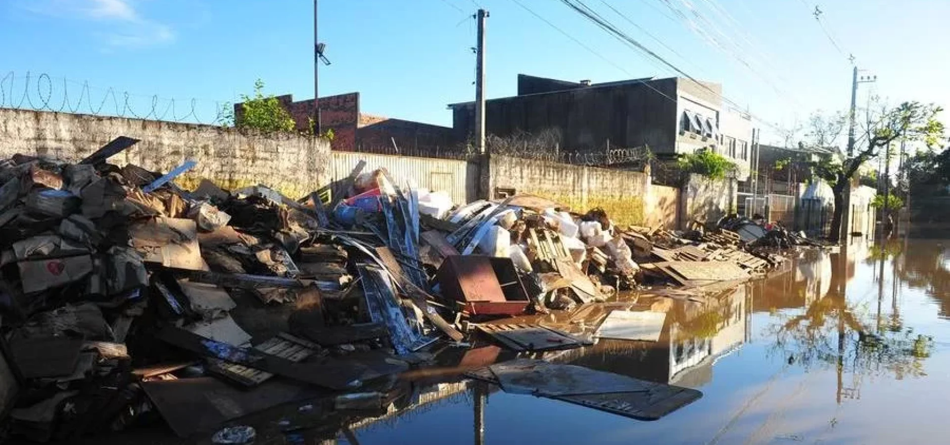 feriado-reconstrucao Contato prolongado com água contaminada pelo lixo é uma das formas de contágio | Foto: Fabiano do Amaral