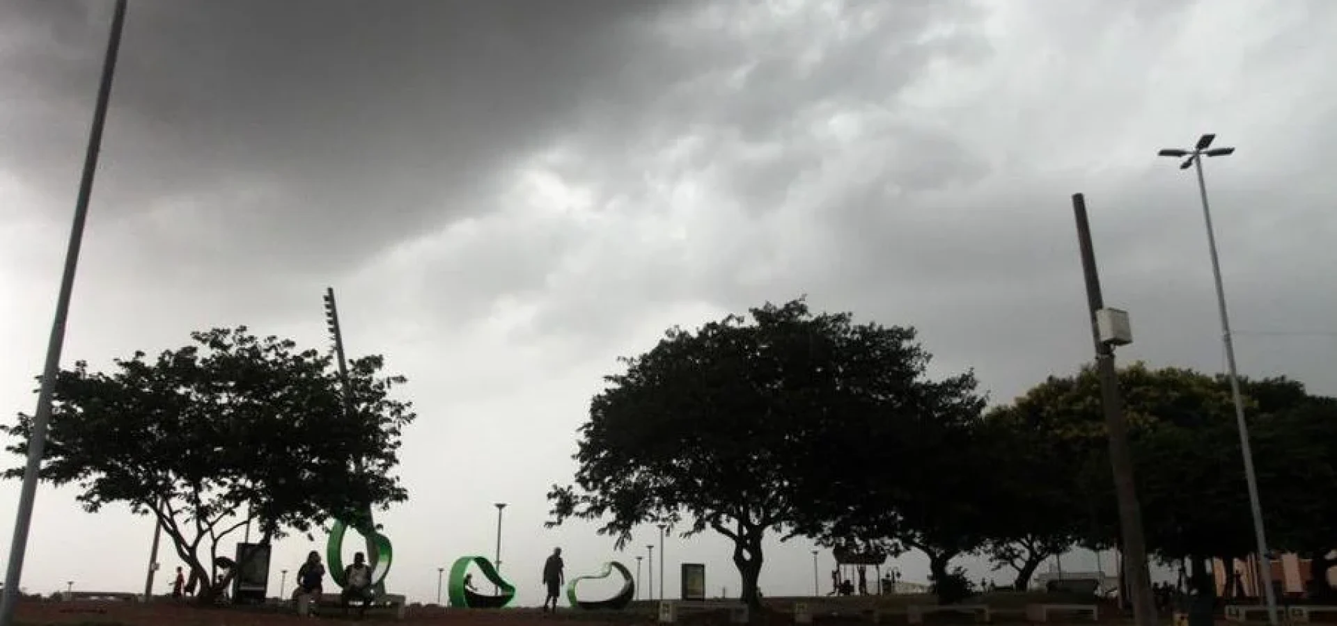 Em algumas áreas, como a Grande Porto Alegre, já chove pela manhã. | Foto: Mauro Schaefer