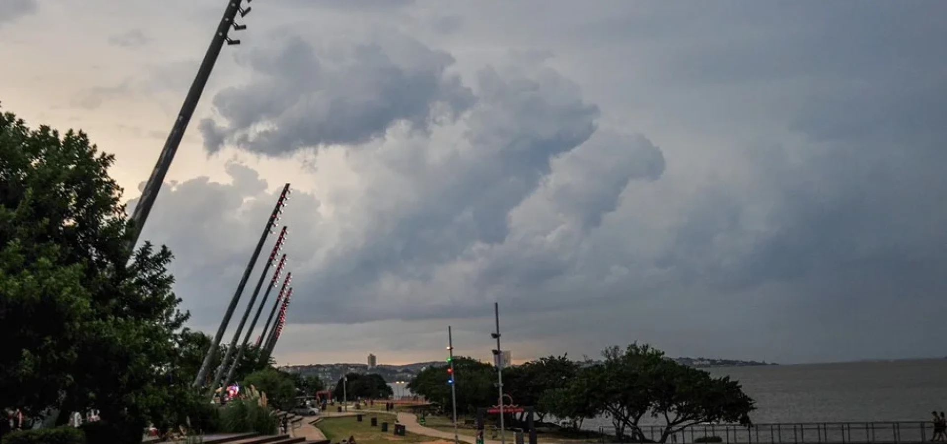 As nuvens aumentam a partir do período da tarde, com risco de pancadas de chuva e temporais isolados.
Foto : Maria Eduarda Fortes / CP Memória