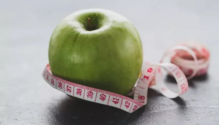 Um dos hábitos mais prejudiciais que as pessoas adotaram é comer muito rápido. (Foto: Freepik)