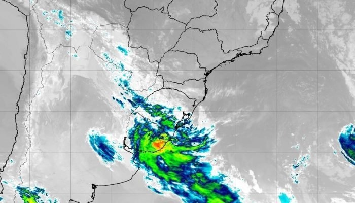 Imagem de satélite do começo da noite da quarta mostrava frente fria chegando ao Rio Grande do Sul com chuva com maiores volumes no Oeste | CPTEC