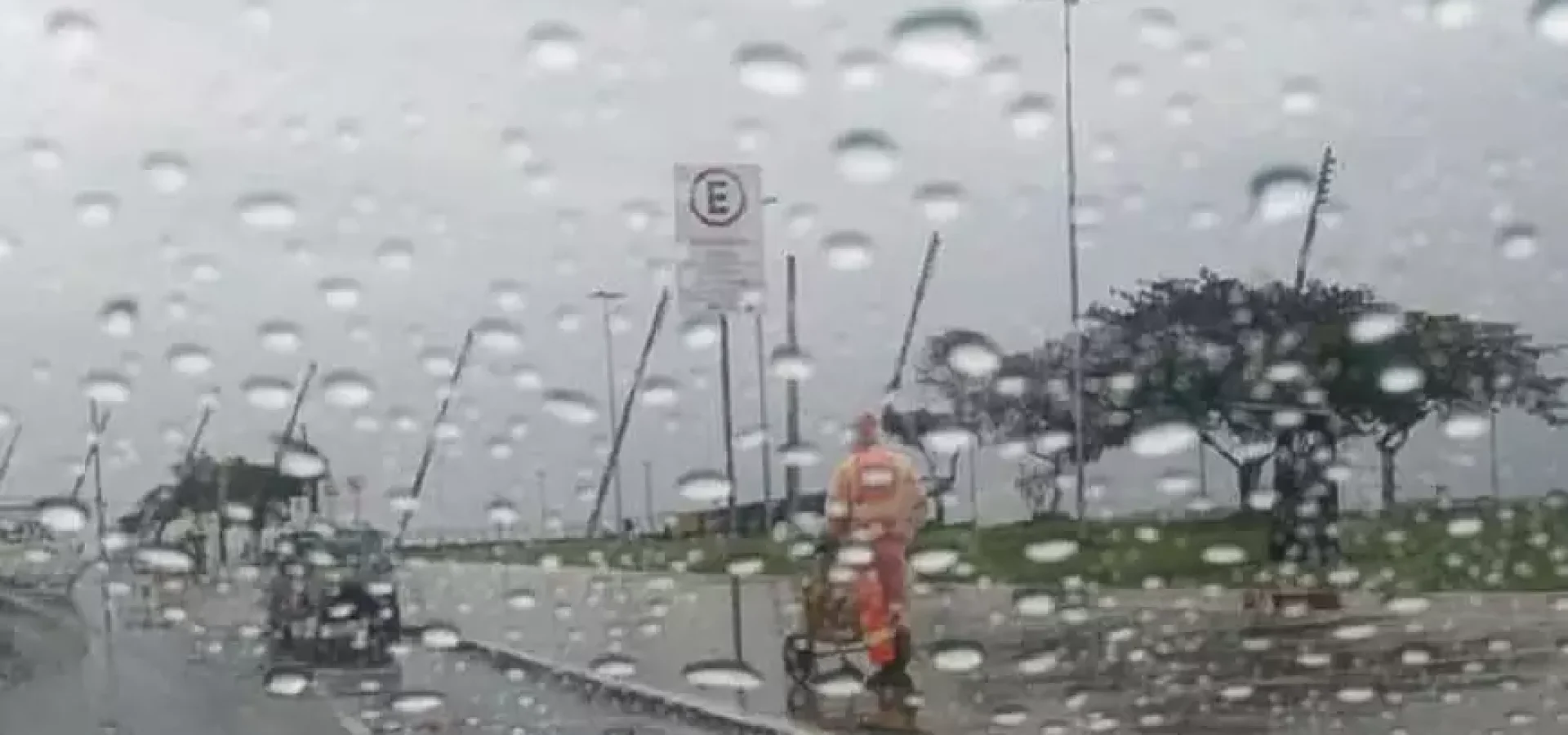 Frente fria deve avançar pelo Rio Grande do Sul ao longo deste domingo, com chuva e risco de rajadas de vento. (Foto: Cesar Lopes/PMPA)