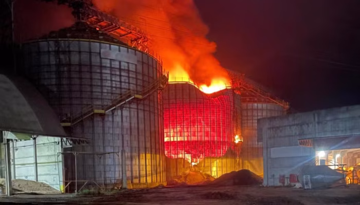 Incêndio atinge silo de empresa de grãos, em Arroio Grande. — Foto: Divulgação / Corpo de Bombeiros de Arroio Grande