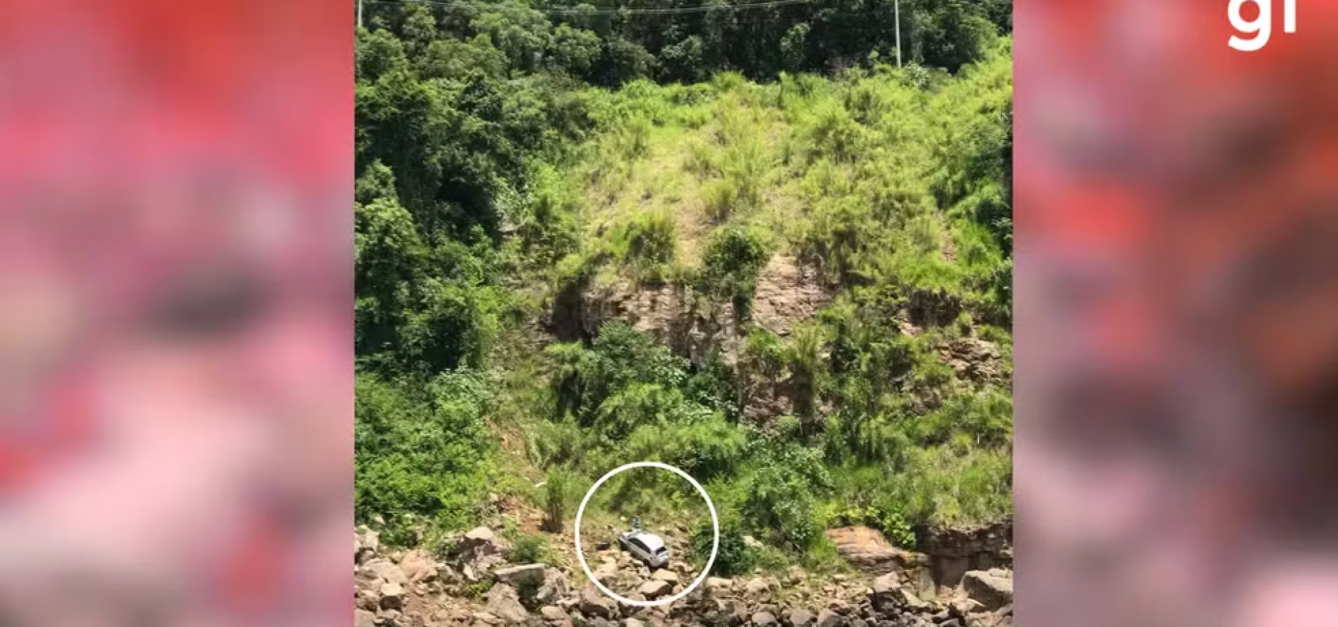 Veículo despencou de uma altura de cerca de 60 metros. — Foto: Divulgação/Corpo de Bombeiros