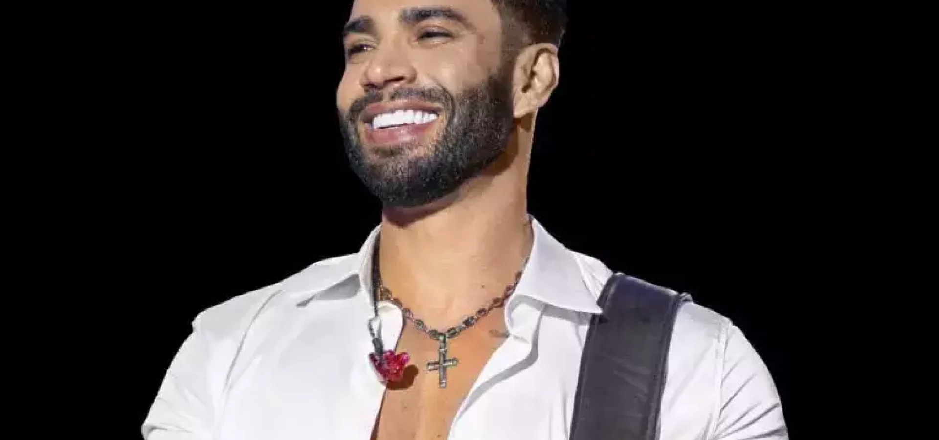 Além da prisão, o mandado determinou a suspensão do passaporte do cantor.

Foto: Divulgação