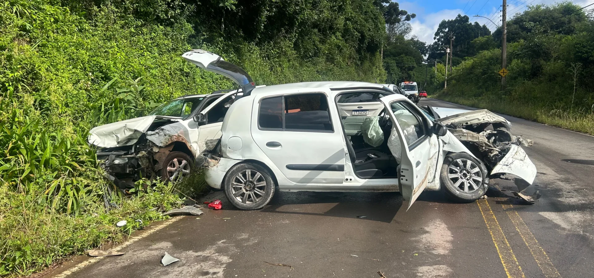 Colisão frontal deixa três pessoas feridas na Estrada do Vinho, em Caxias do Sul. (Fotos: Marcelo Oliveira/Grupo RSCOM) | Fotos: Marcelo Oliveira/ Grupo RSCOM