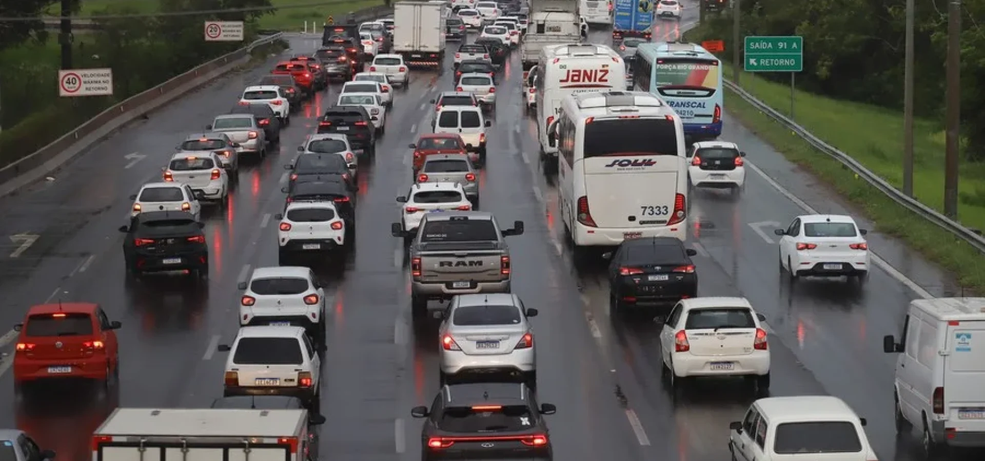 Movimento de veículos na BR-290 em direção ao litoral.
Foto : Alina Souza
