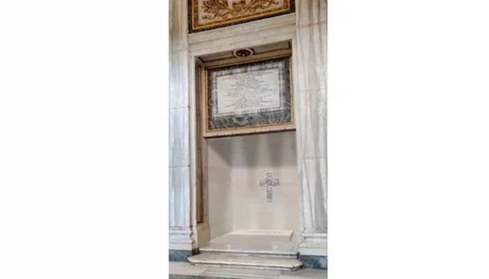 Vaticano especifica que o mármore usado vem da Ligúria, uma região no noroeste da Itália de onde vêm alguns dos ancestrais do pontífice argentino. | Foto: FOLHETO VATICANO MÍDIA / AFP /CP