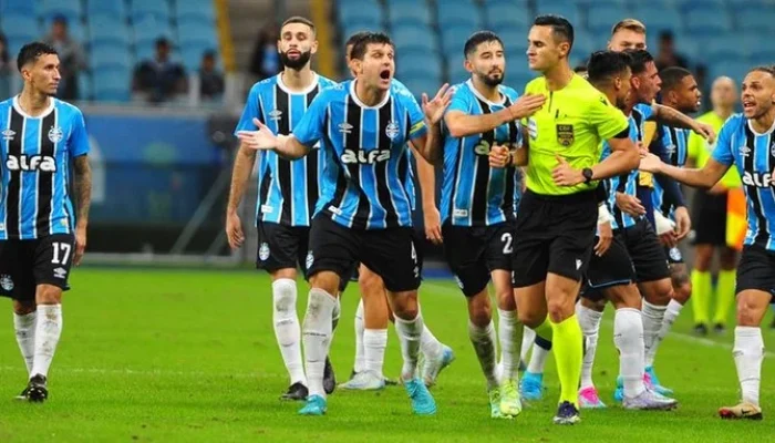 Jogadores do Grêmio protestaram muito pelo gol anulado no final do jogo.| Foto: Fabiano do Amaral