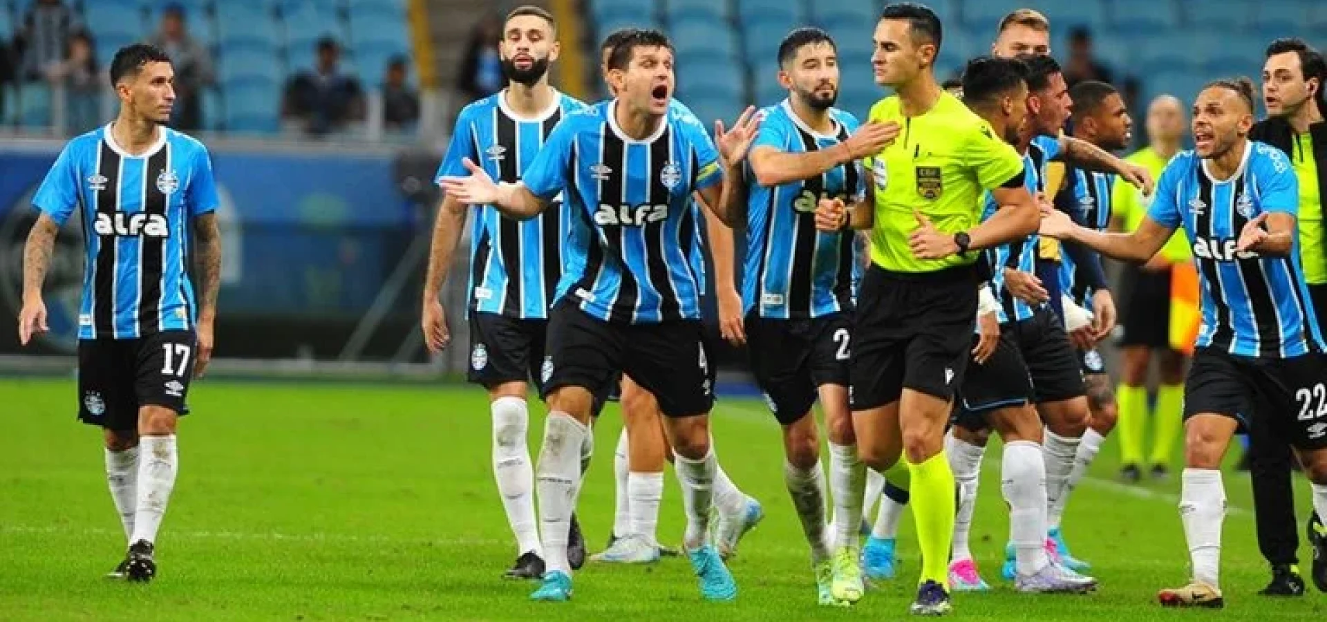 Jogadores do Grêmio protestaram muito pelo gol anulado no final do jogo.| Foto: Fabiano do Amaral