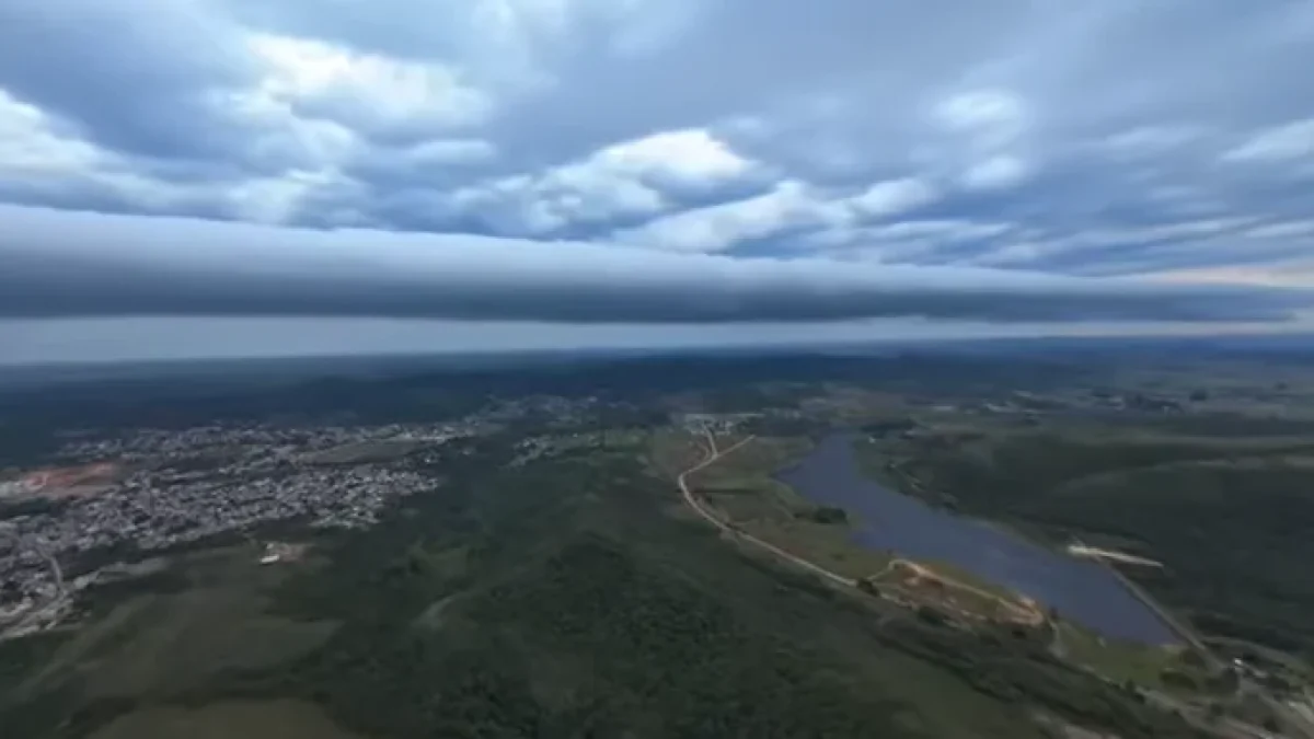 Nuvens do tipo rolo, ou volutus, têm sua gênese a partir de diferenças de velocidade e direção dos ventos em diferentes níveis de altitude, na parte da baixa da atmosfera.