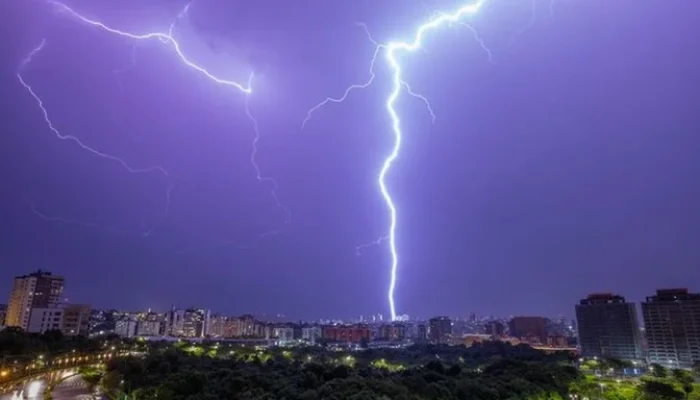 Segundo a MetSul, em algumas regiões há possibilidade de pancadas fortes isoladas com raios e granizo localizado. | Foto: Fábio Dornelles / Especial / CP