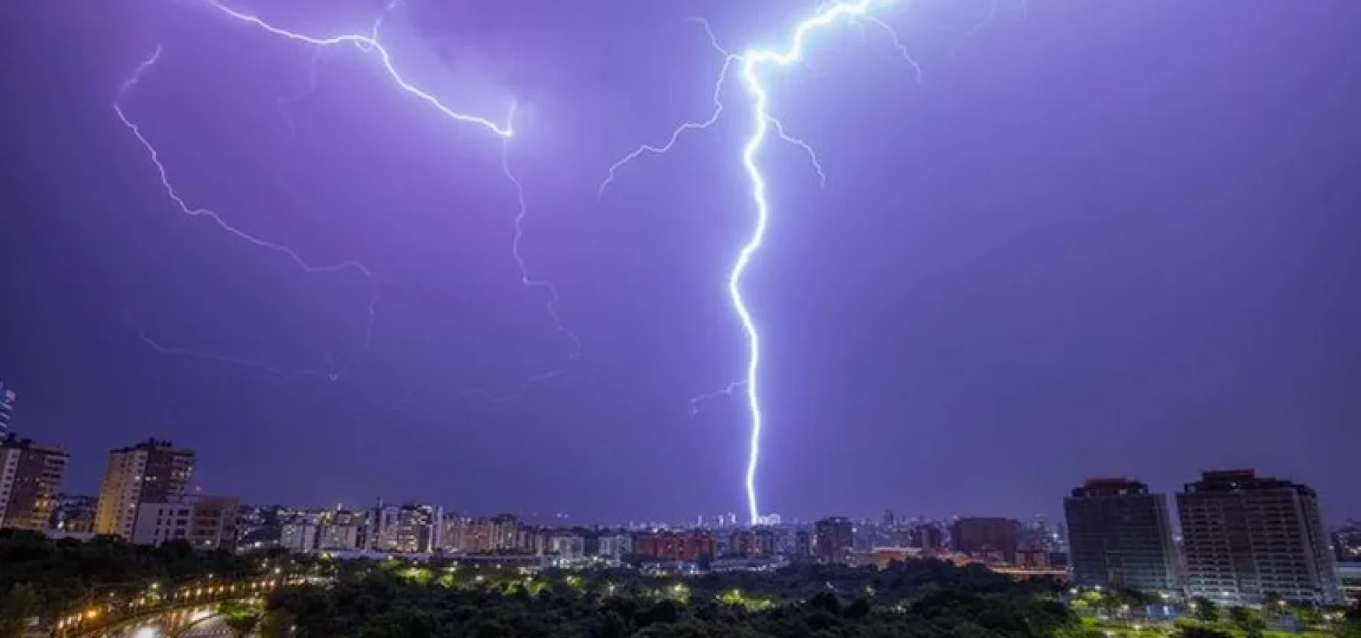 Segundo a MetSul, em algumas regiões há possibilidade de pancadas fortes isoladas com raios e granizo localizado. | Foto: Fábio Dornelles / Especial / CP