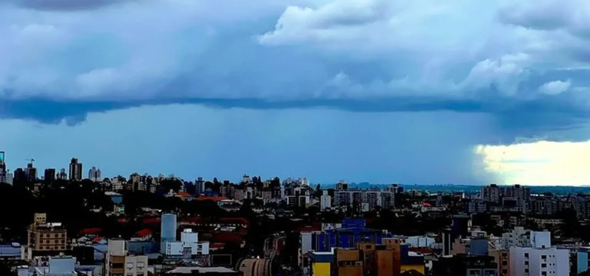 Embora o risco de tempo severo neste sábado não seja elevado, a MetSul alerta que o cenário se intensifica no domingo. | Foto: Rosinara Ferreira / especial / cp
