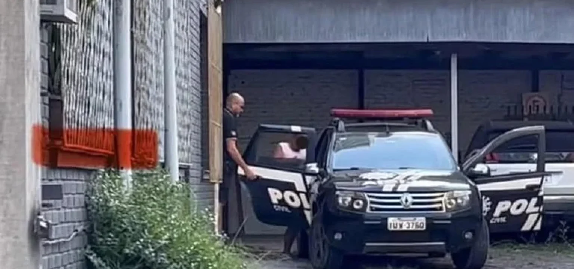 Após prestar depoimento na Delegacia de Polícia, mulher de 47 anos foi encaminhada para o Presídio Estadual Feminino de Torres. | Foto: Polícia Civil / Divulgação / CP