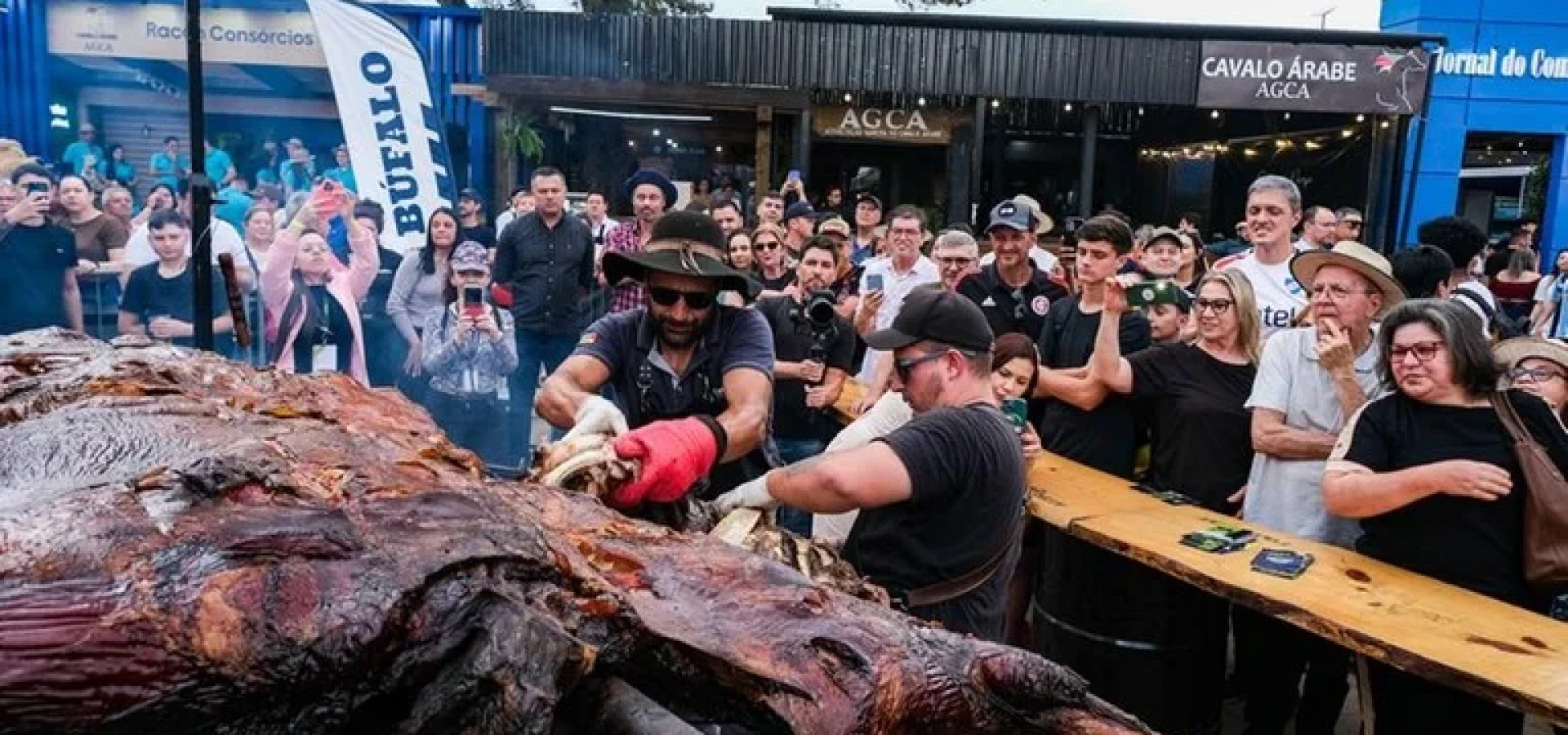 Carne de Búfalo assada inteira na Expointer 2025. | Foto: Pedro Piegas