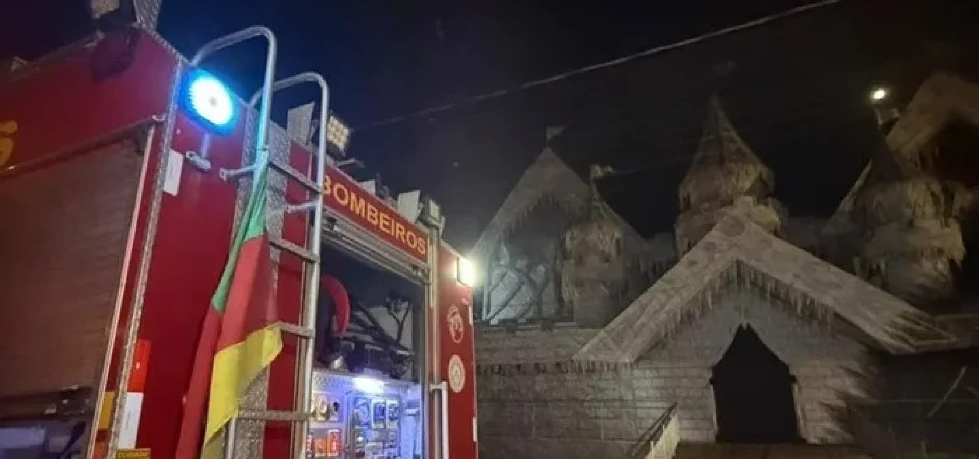 image (15) Bombeiros controlam incêndio em Gramado. | Foto: Corpo de Bombeiros Militar / CP