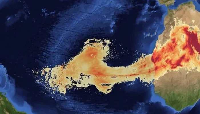 Imagens de satélite mostram avanço da poeira pelo oceano. | Foto: ADAM / Reprodução CP