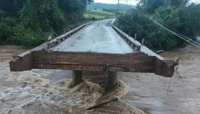 A queda da cabeceira da ponte deixou o terceiro distrito em Jaguari isolado. | Foto: Defesa Civil de Jaguari/CP