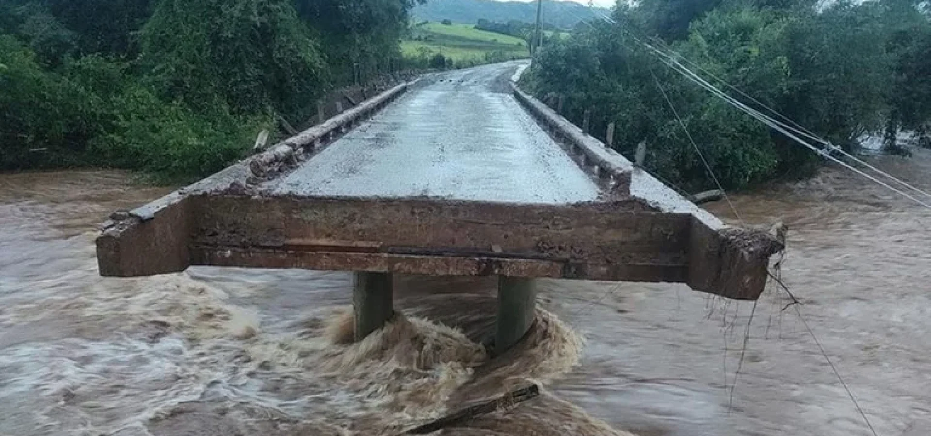 A queda da cabeceira da ponte deixou o terceiro distrito em Jaguari isolado. | Foto: Defesa Civil de Jaguari/CP