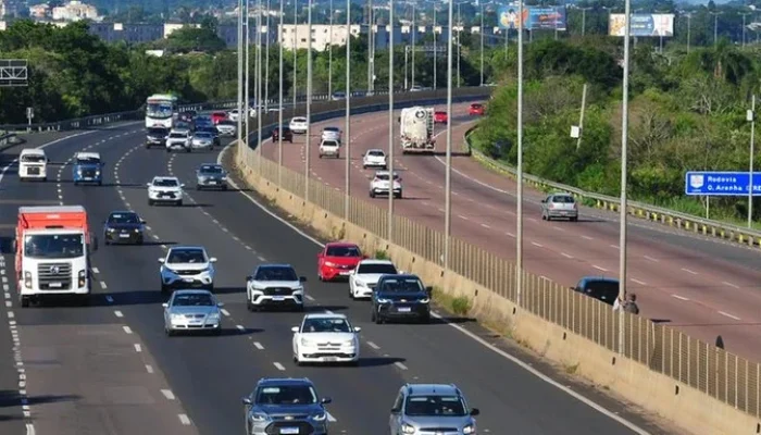 Freeway registra média de 59 veículos por minuto por volta das 19h30 deste domingo.