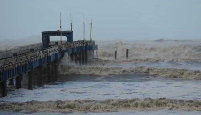 Ciclone extratropical derrubou mais um trecho de cerca de 70 metros do ponto turístico do Litoral Norte. | Foto: Camila Cunha