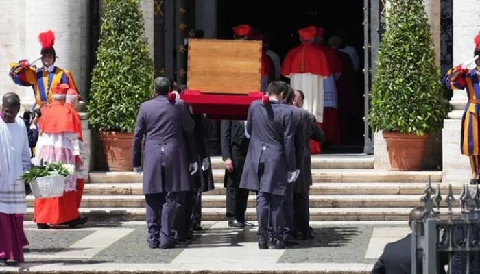 Cerimônia de sepultamento do Papa Francisco ocorre em privacidade em Roma. | Foto: Stefano Constantino / AFP / CP