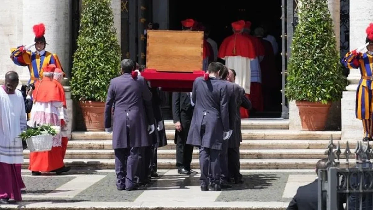 Cerimônia de sepultamento do Papa Francisco ocorre em privacidade em Roma. | Foto: Stefano Constantino / AFP / CP