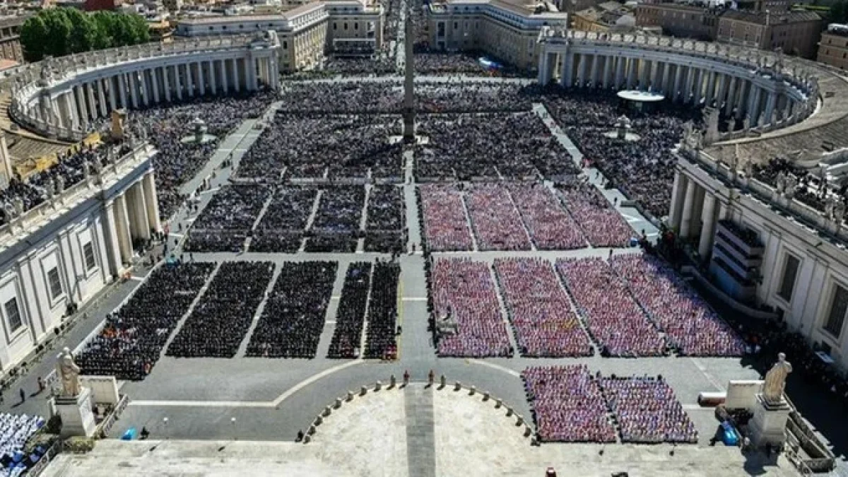 Pelo menos 200 mil pessoas participam do funeral do papa Francisco, anuncia o Vaticano. | Foto: Alberto Pizzoli / AFP / CP