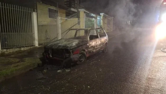 Corpo de homem carbonizado foi encontrado dentro de veículo na zona Leste da Capital. | Foto: Corpo de Bombeiros / CP