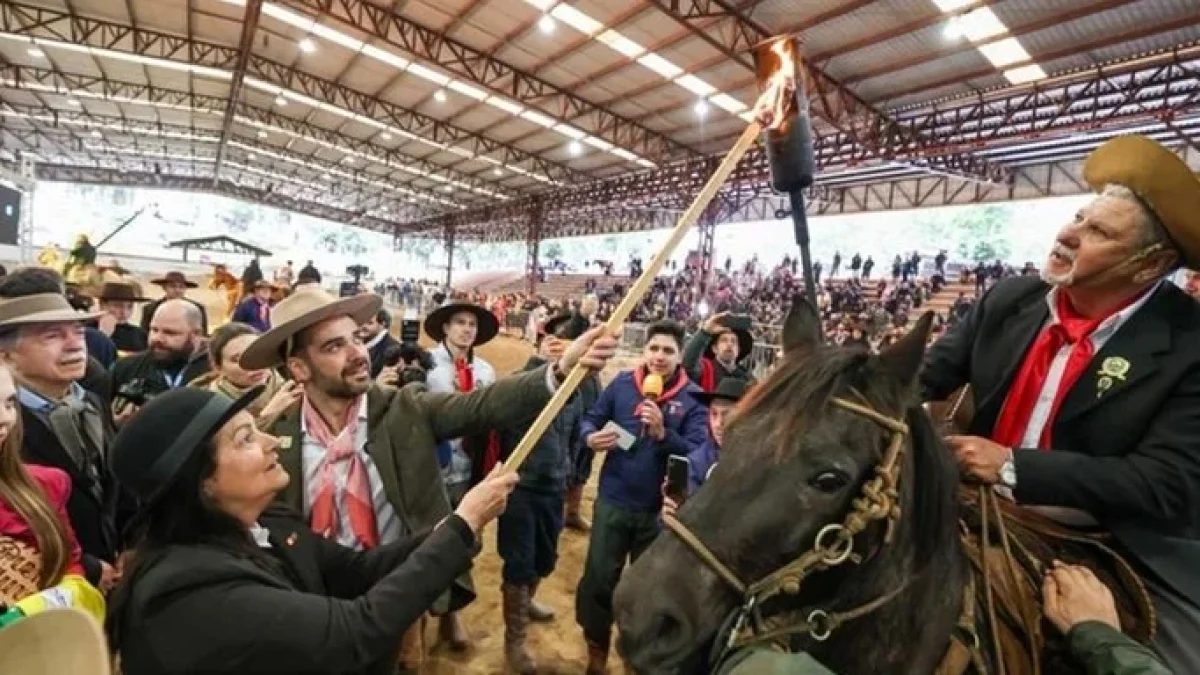 A Chama será mantida acesa até o final da Semana Farroupilha. | Foto: Vitor Rosa / Governo do Estado / CP